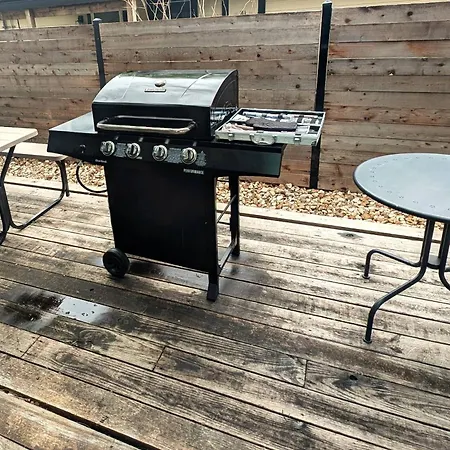 East Austin Tree House Villa